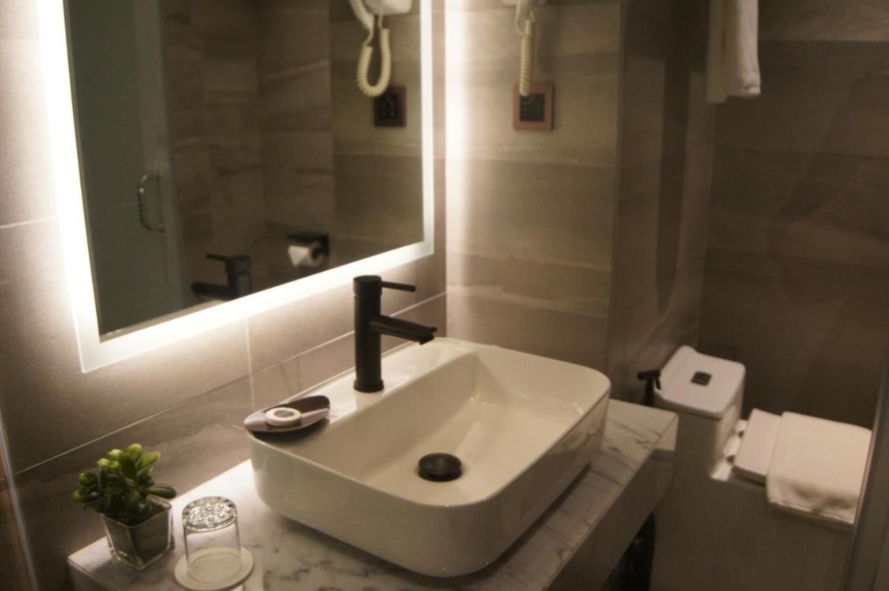 The Maximilian Hotel Cauayan City  Εξωτερικό φωτογραφία