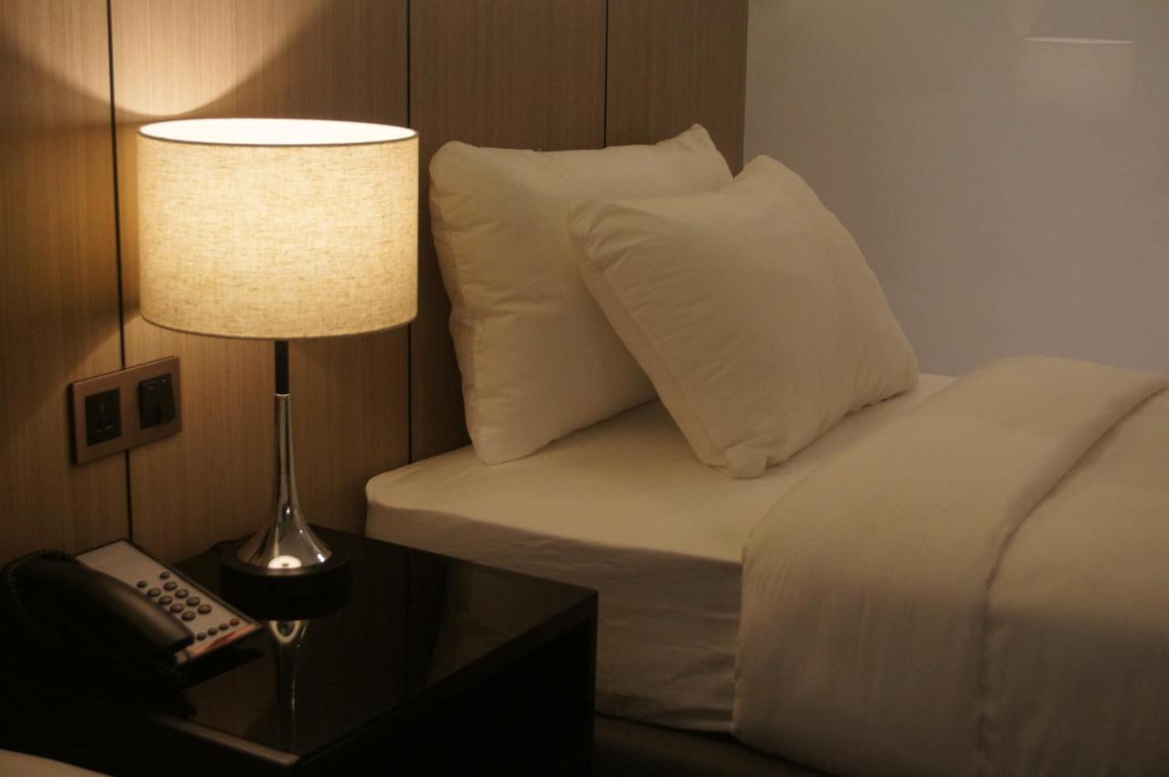 The Maximilian Hotel Cauayan City  Εξωτερικό φωτογραφία